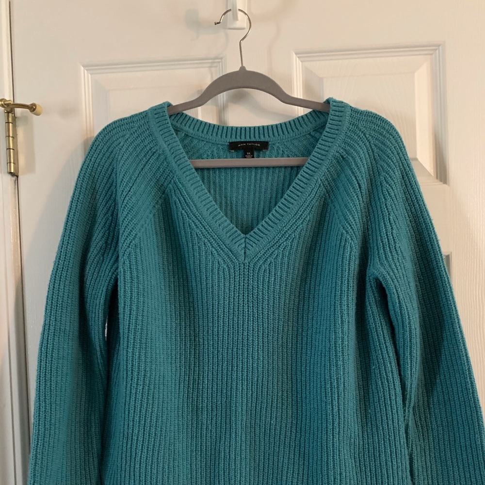 Ann Taylor cable v neck sweater